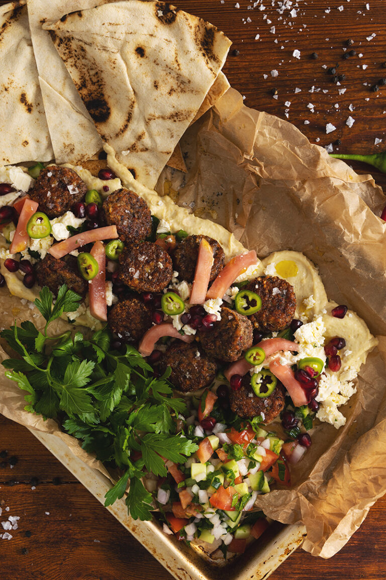 En tallrik med mungbits och hummus